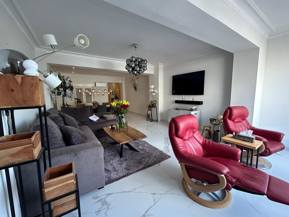 For sale - 3 Bedroom 2 Bathroom Apartment - Middle Floor Apartment in Torrevieja - Torrevieja Centro  - Alicante