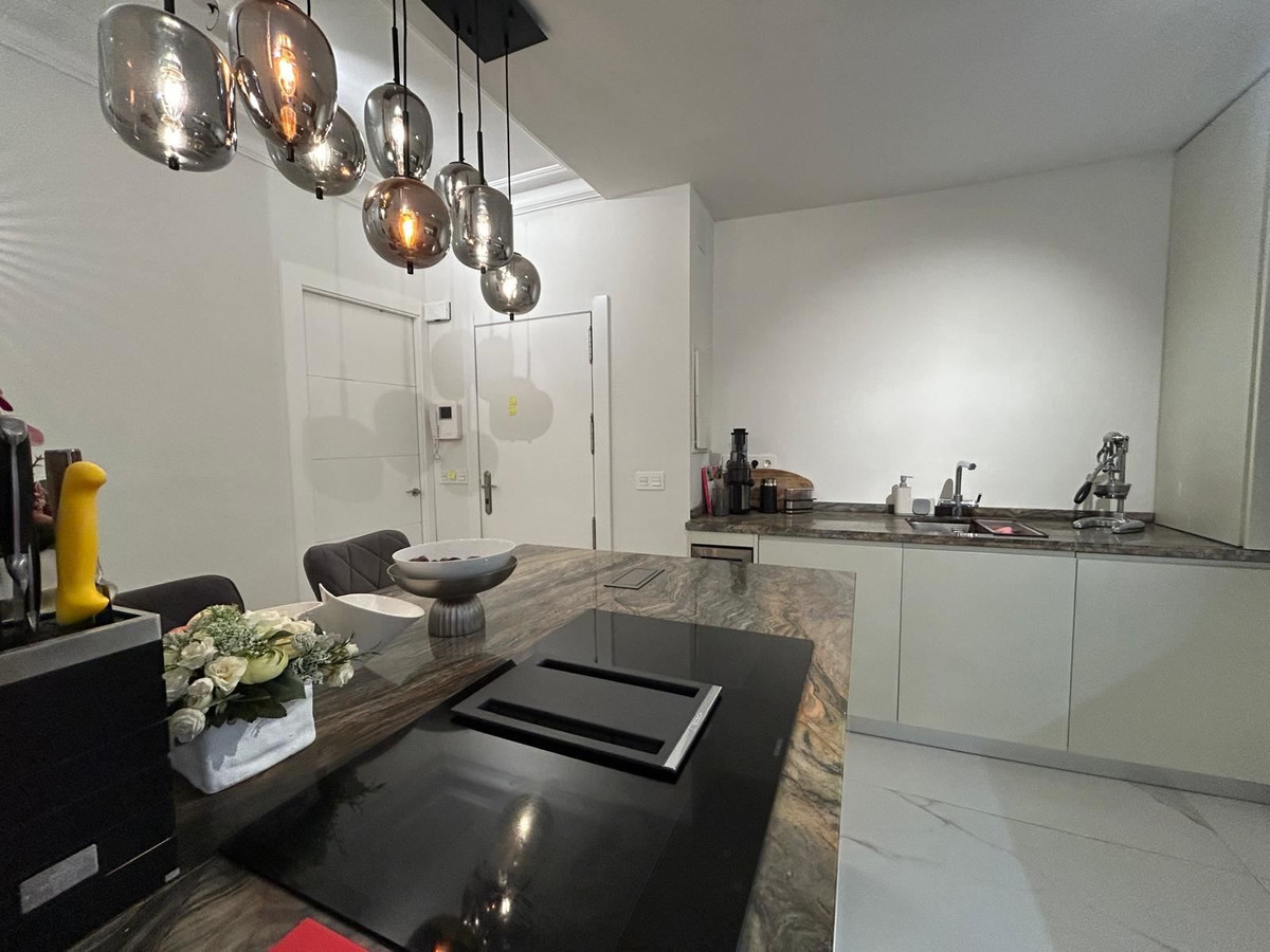 For sale - 3 Bedroom 2 Bathroom Apartment - Middle Floor Apartment in Torrevieja - Torrevieja Centro  - Alicante