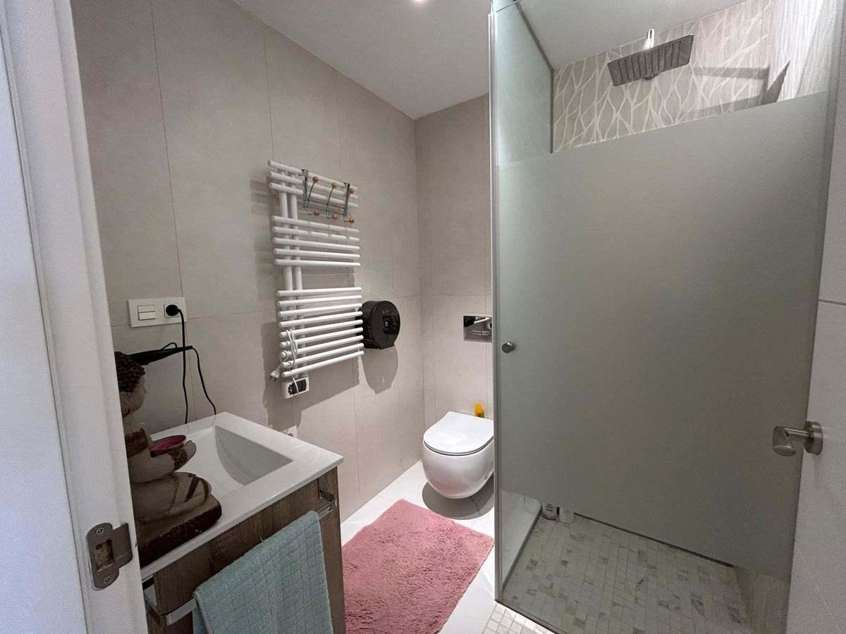 For sale - 3 Bedroom 2 Bathroom Apartment - Middle Floor Apartment in Torrevieja - Torrevieja Centro  - Alicante