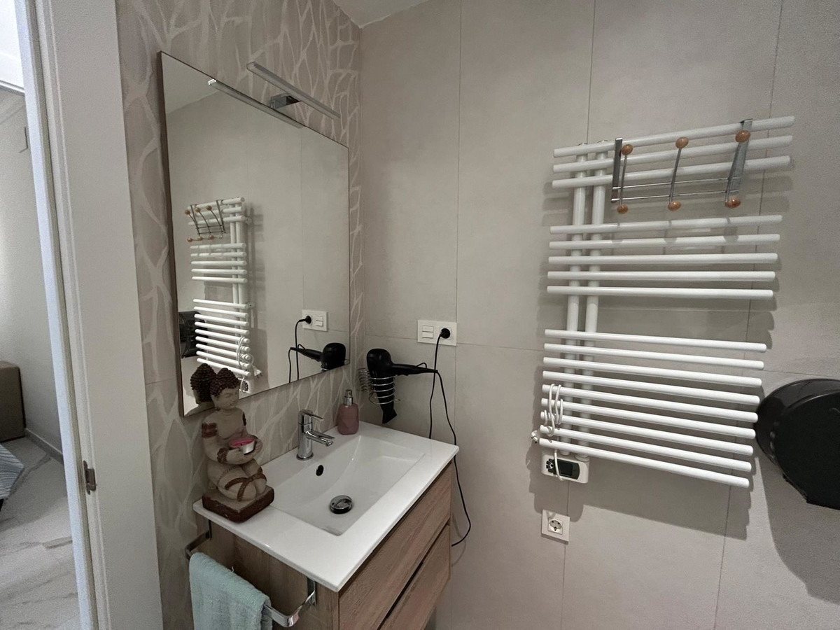For sale - 3 Bedroom 2 Bathroom Apartment - Middle Floor Apartment in Torrevieja - Torrevieja Centro  - Alicante
