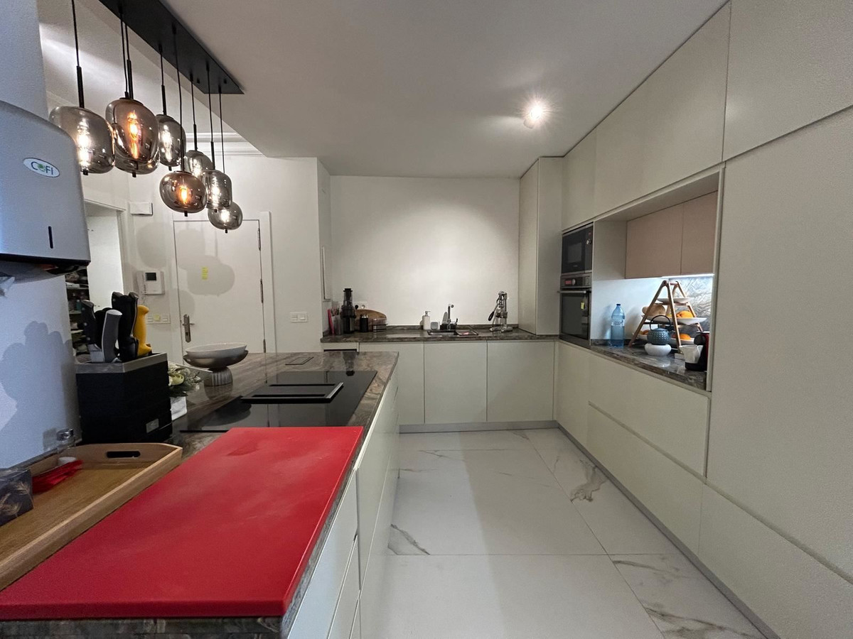 For sale - 3 Bedroom 2 Bathroom Apartment - Middle Floor Apartment in Torrevieja - Torrevieja Centro  - Alicante