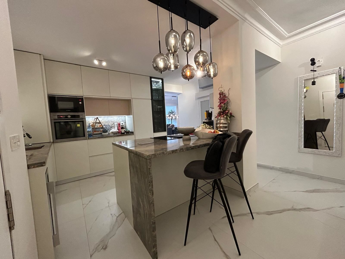 For sale - 3 Bedroom 2 Bathroom Apartment - Middle Floor Apartment in Torrevieja - Torrevieja Centro  - Alicante