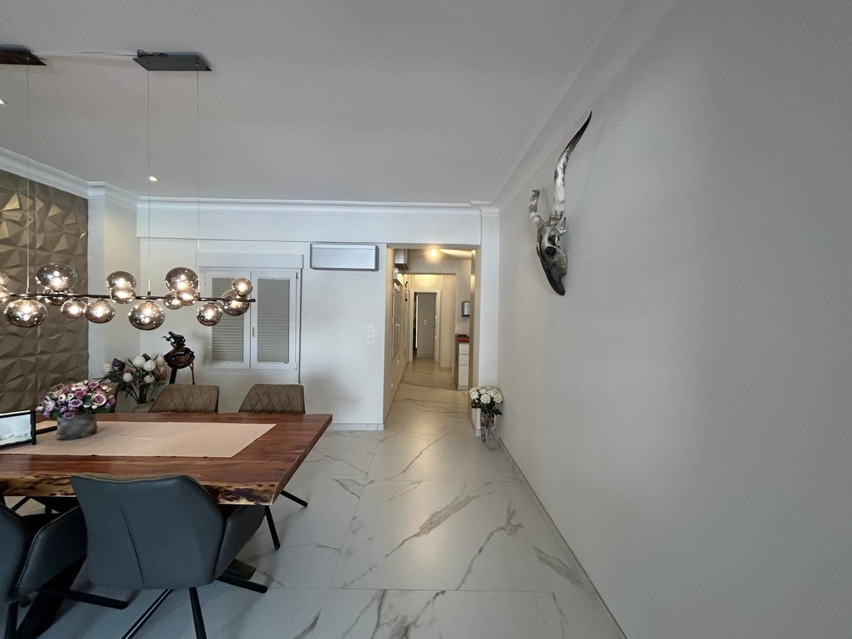 For sale - 3 Bedroom 2 Bathroom Apartment - Middle Floor Apartment in Torrevieja - Torrevieja Centro  - Alicante