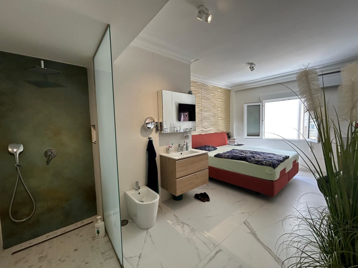 For sale - 3 Bedroom 2 Bathroom Apartment - Middle Floor Apartment in Torrevieja - Torrevieja Centro  - Alicante