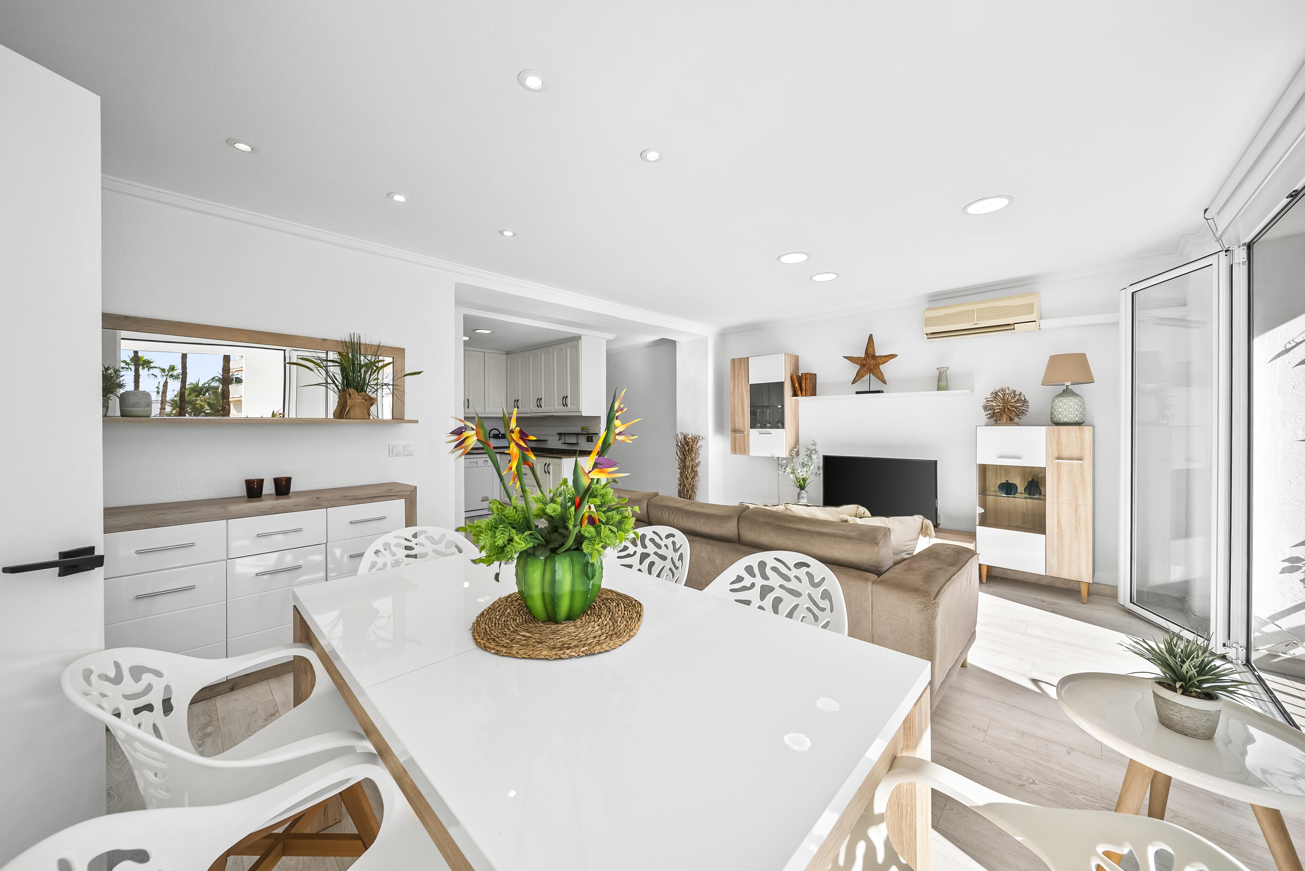 For sale - 2 Bedroom 1 Bathroom Apartament in Torrevieja - Puerto  - Alicante