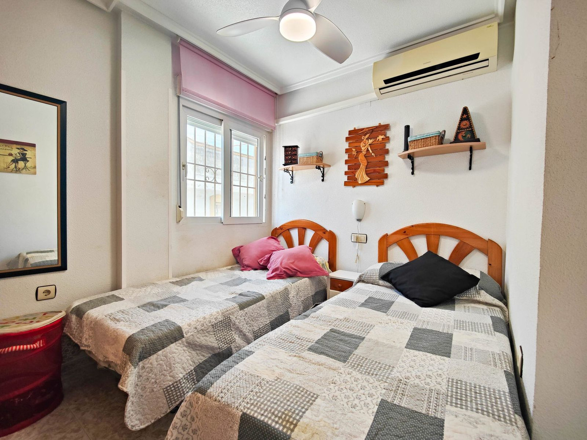 For sale - 3 Bedroom 1 Bathroom Apartment - Top Floor Apartment in Torrevieja - El Acequión - Los Náufragos  - Alicante