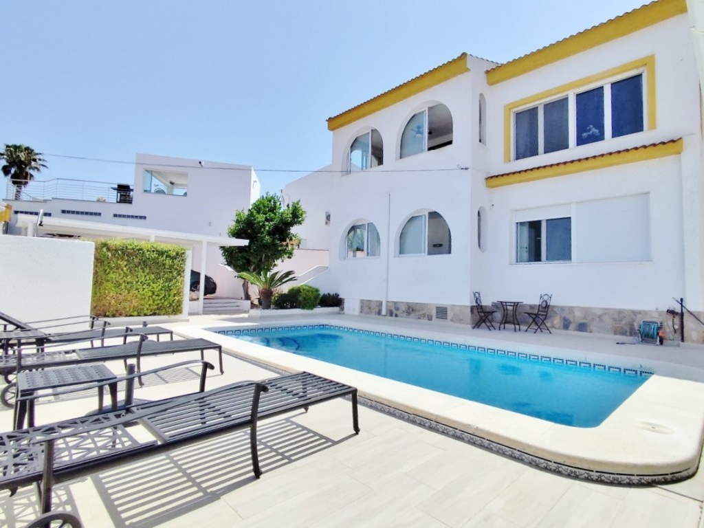 4 Bedroom 3 Bathroom Villa in San Miguel de Salinas