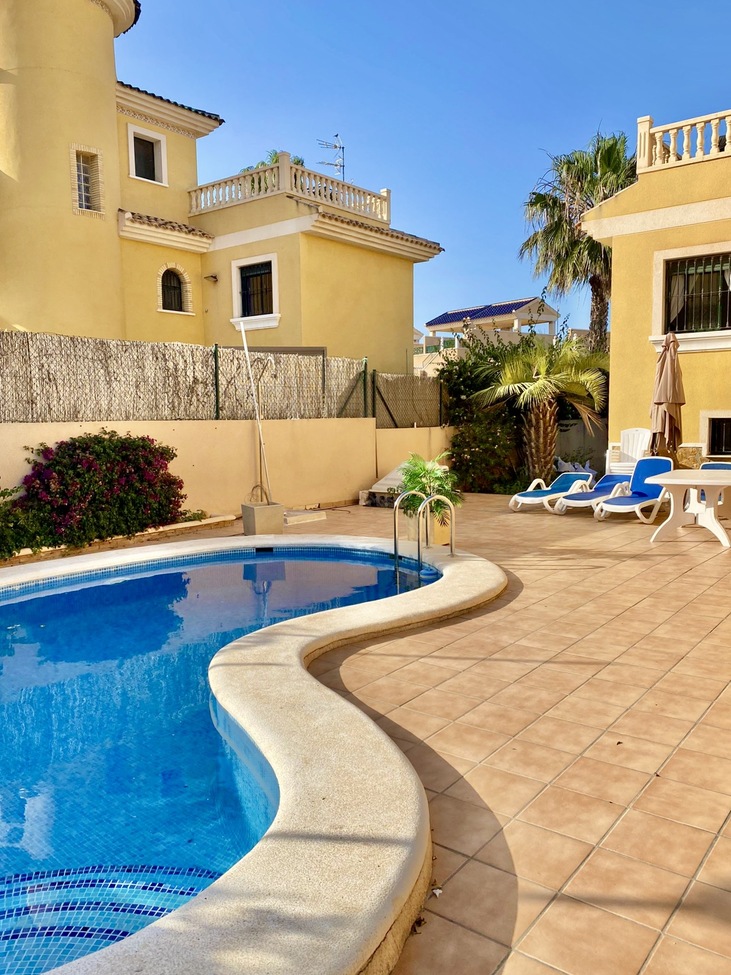 For sale - 3 Bedroom 2 Bathroom Semi Detached in Villamartin -  - Alicante