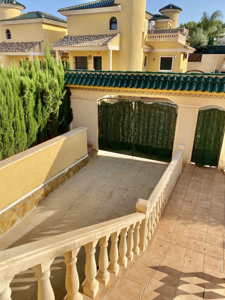 For sale - 3 Bedroom 2 Bathroom Semi Detached in Villamartin -  - Alicante