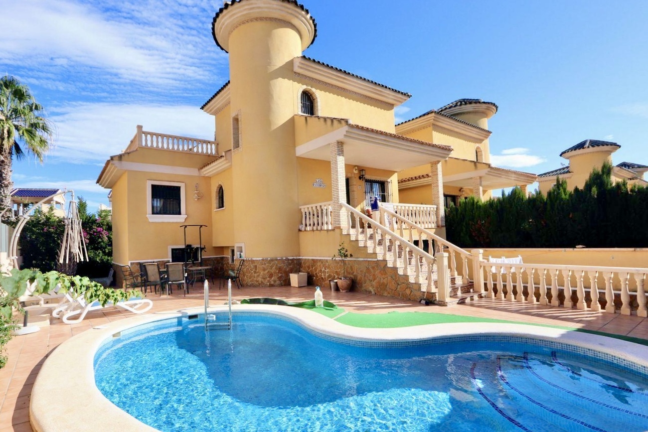 For sale - 3 Bedroom 2 Bathroom Semi Detached in Villamartin -  - Alicante