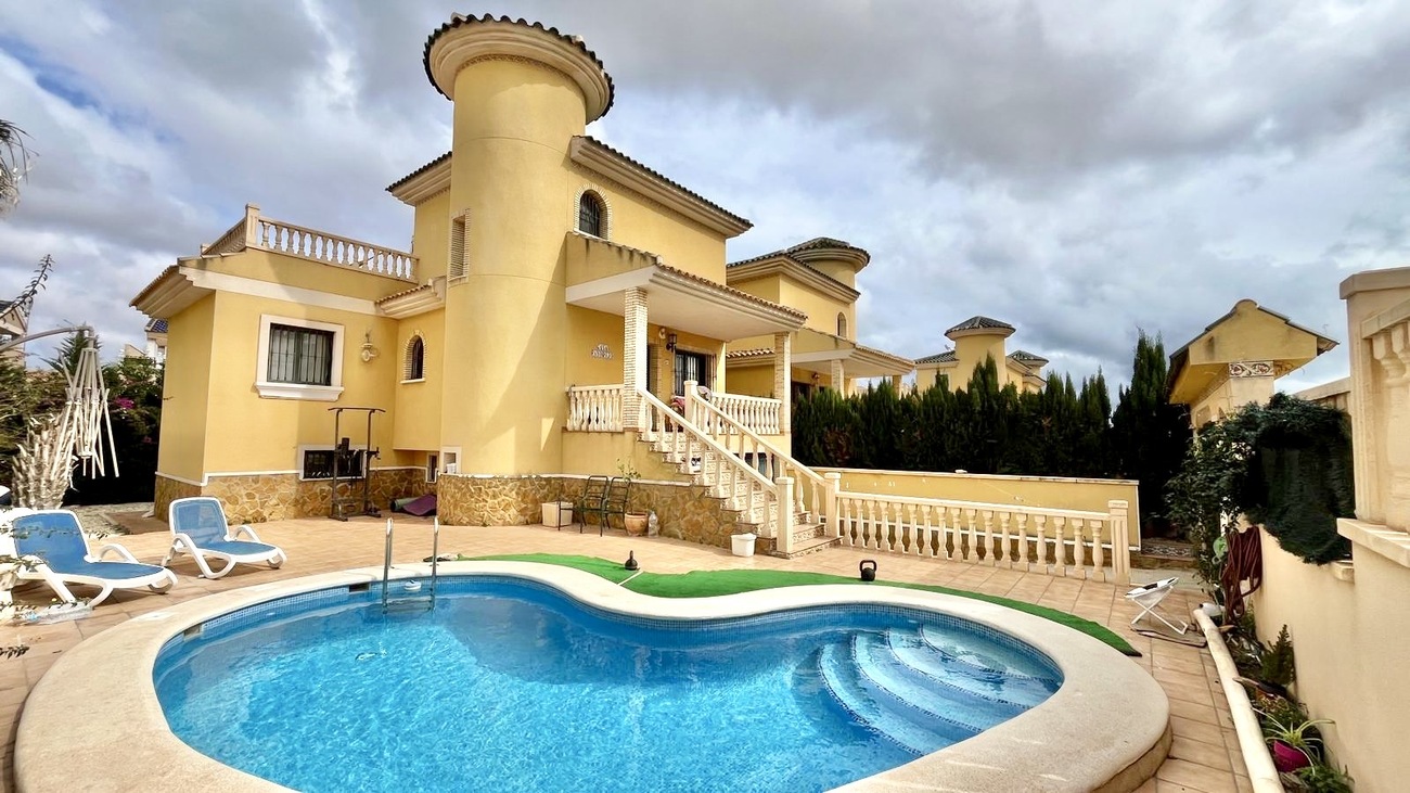 For sale - 3 Bedroom 2 Bathroom Semi Detached in Villamartin -  - Alicante