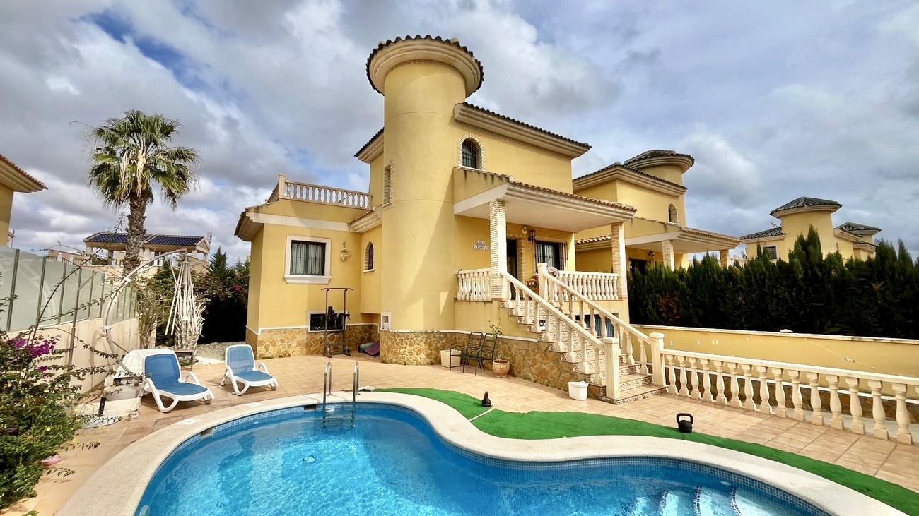 For sale - 3 Bedroom 2 Bathroom Semi Detached in Villamartin -  - Alicante