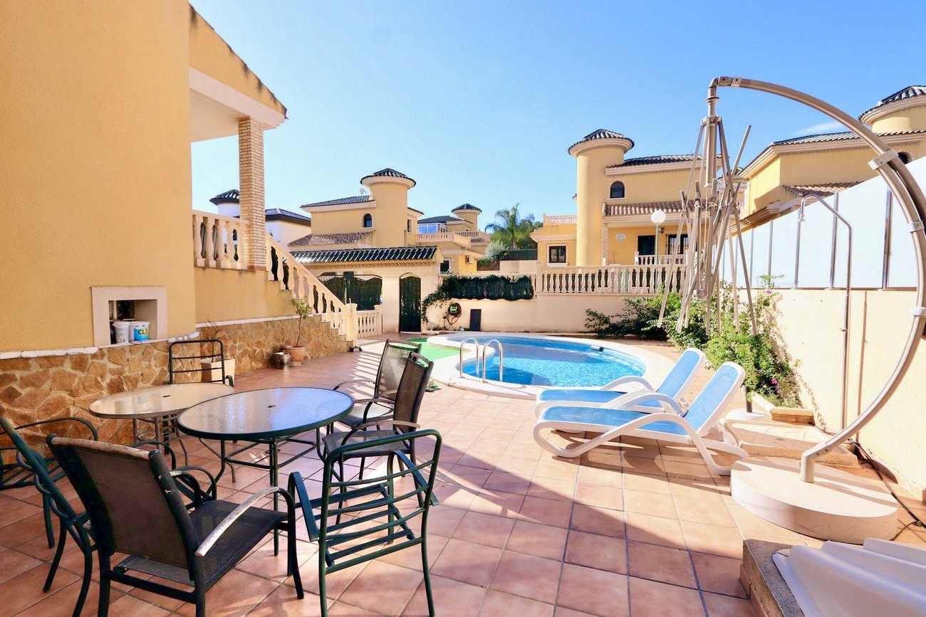 For sale - 3 Bedroom 2 Bathroom Semi Detached in Villamartin -  - Alicante