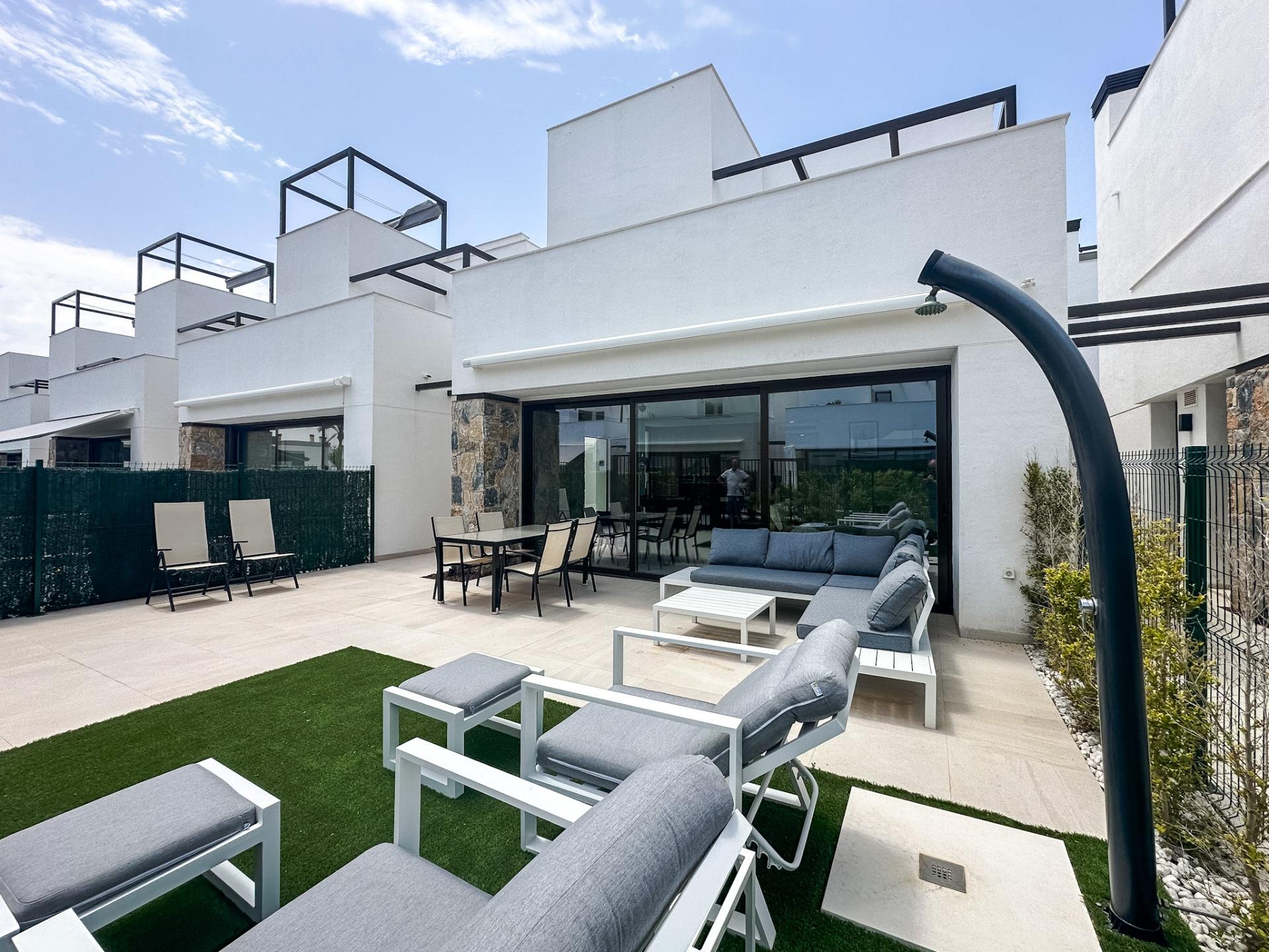 For sale - 3 Bedroom 3 Bathroom Villa in Los Alcazares - Dolores De Pacheco-santa Rosalía  - Murcia