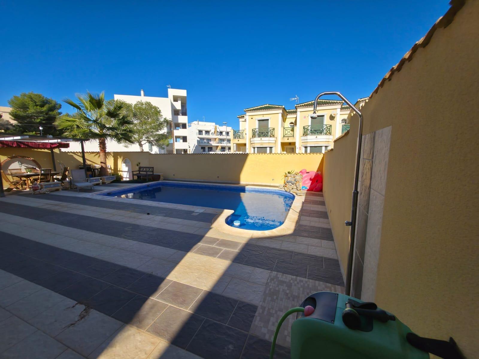 For sale - 4 Bedroom 1 Bathroom Villa in Orihuela Costa - Villamartín-las Filipinas  - Alicante