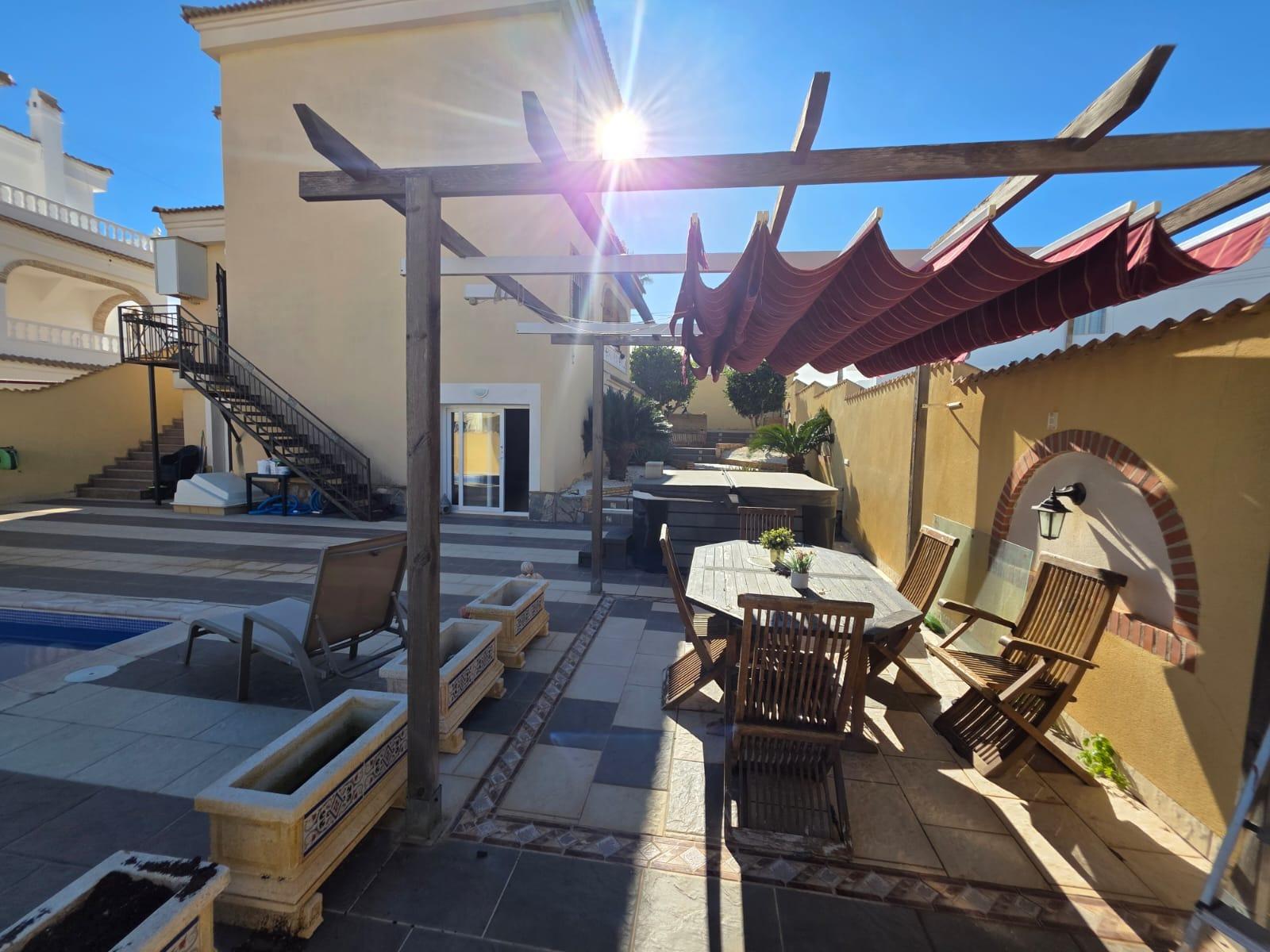 For sale - 4 Bedroom 1 Bathroom Villa in Orihuela Costa - Villamartín-las Filipinas  - Alicante