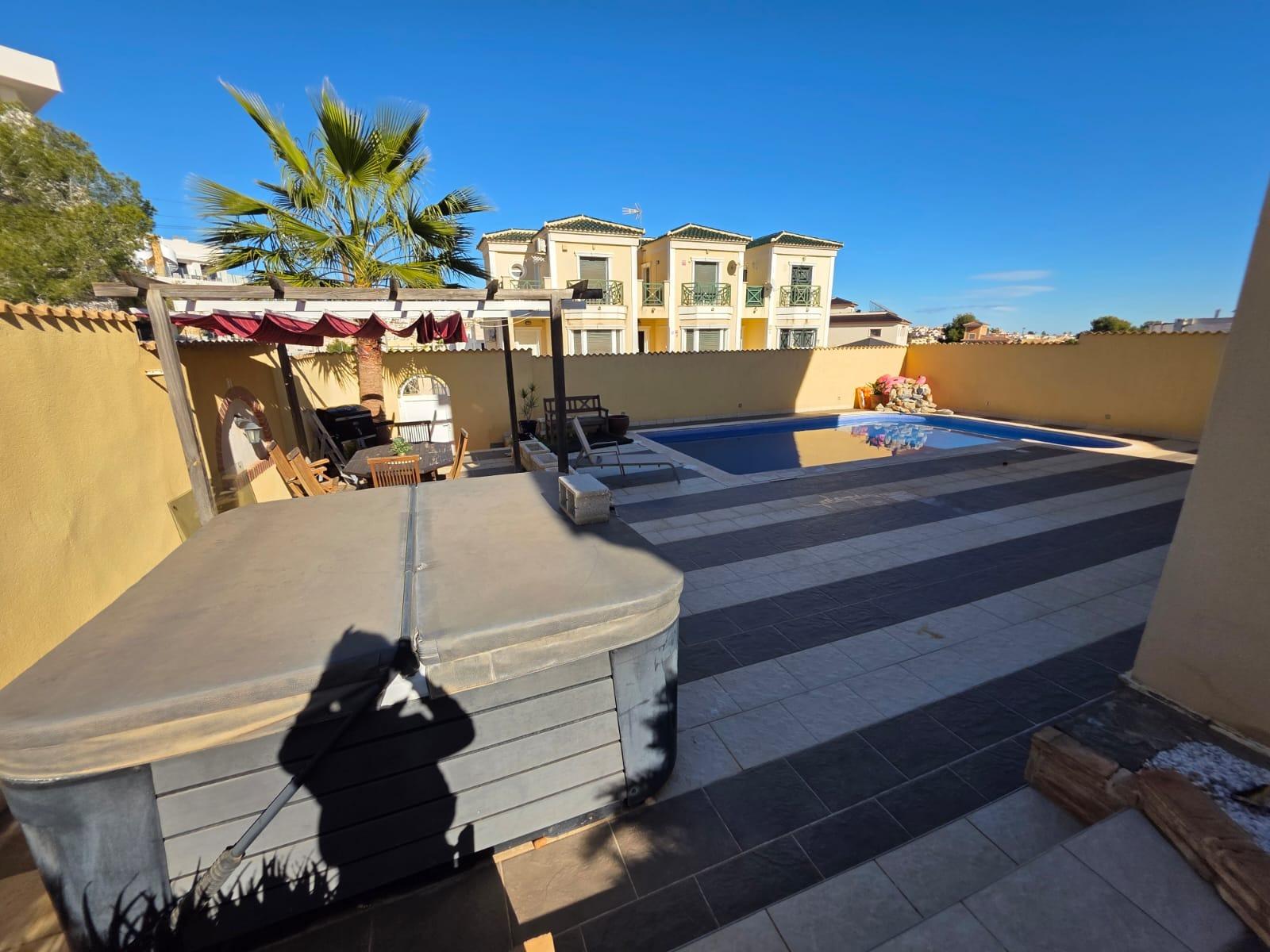 For sale - 4 Bedroom 1 Bathroom Villa in Orihuela Costa - Villamartín-las Filipinas  - Alicante