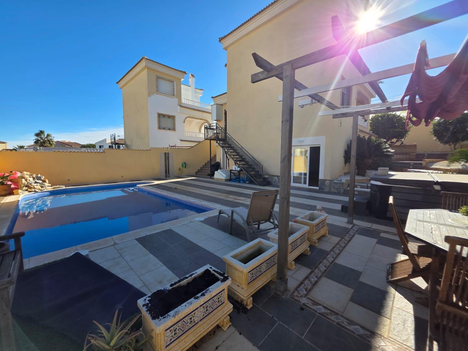 For sale - 4 Bedroom 1 Bathroom Villa in Orihuela Costa - Villamartín-las Filipinas  - Alicante