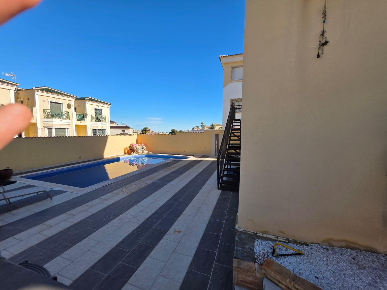 For sale - 4 Bedroom 1 Bathroom Villa in Orihuela Costa - Villamartín-las Filipinas  - Alicante