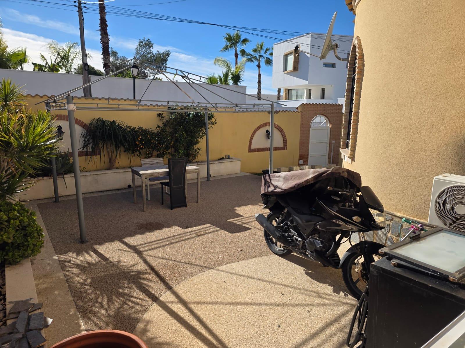 For sale - 4 Bedroom 1 Bathroom Villa in Orihuela Costa - Villamartín-las Filipinas  - Alicante