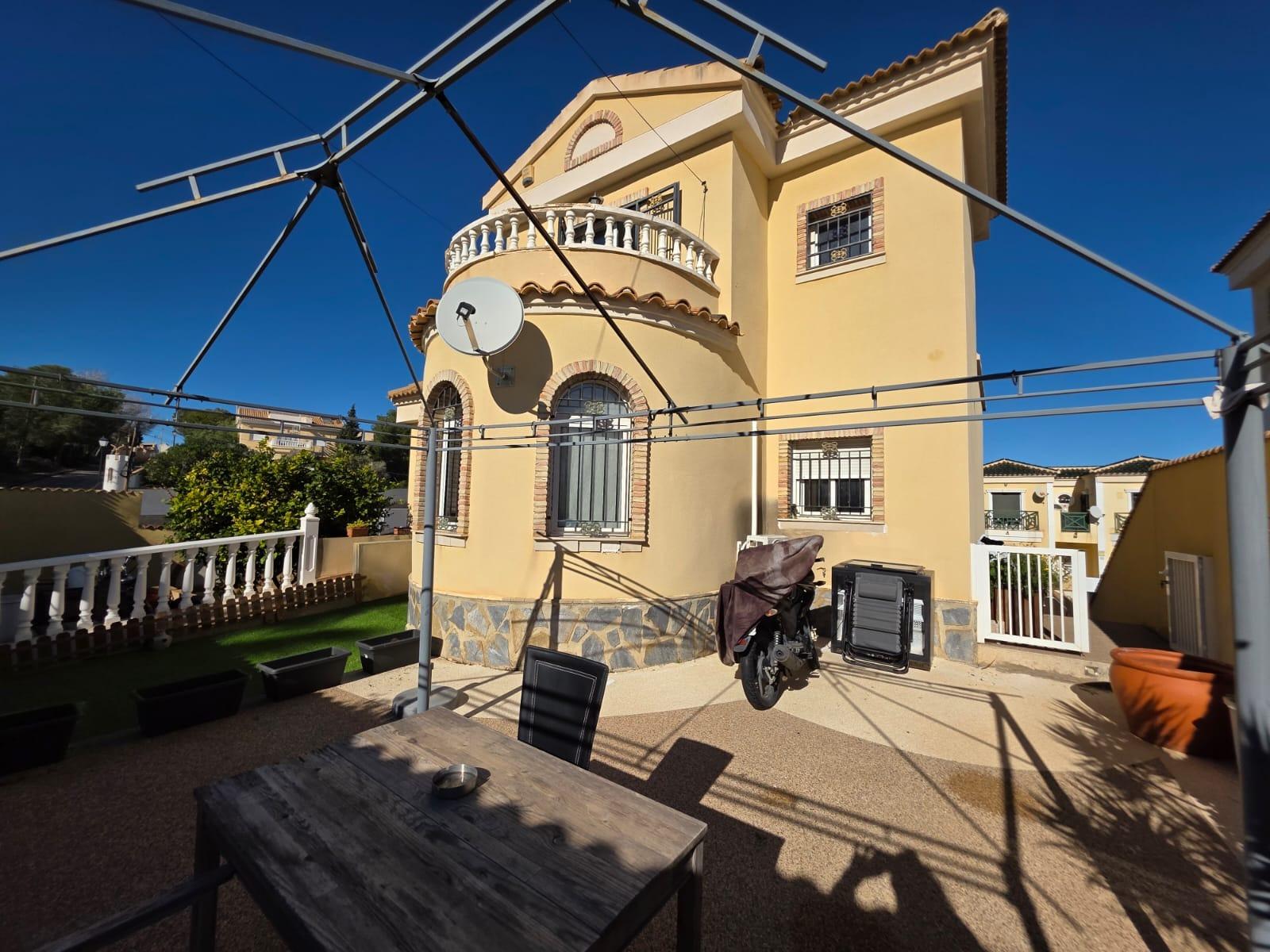 For sale - 4 Bedroom 1 Bathroom Villa in Orihuela Costa - Villamartín-las Filipinas  - Alicante