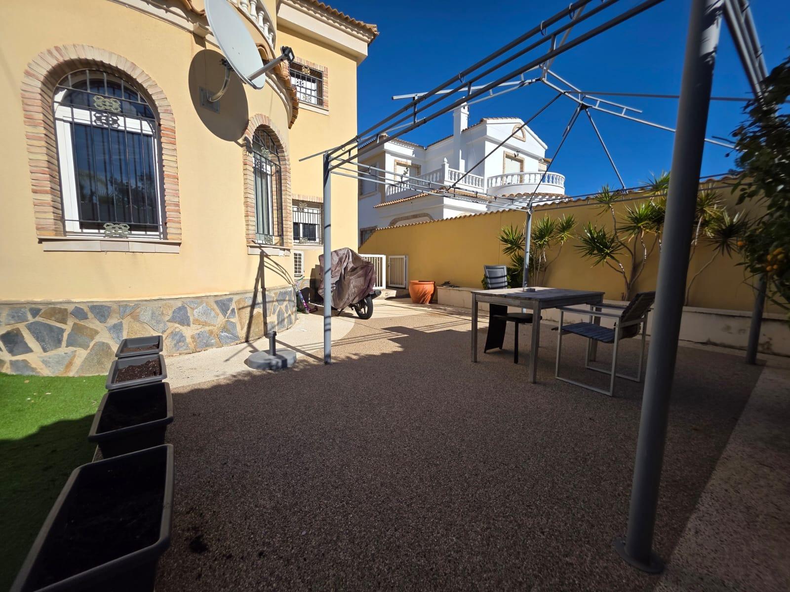 For sale - 4 Bedroom 1 Bathroom Villa in Orihuela Costa - Villamartín-las Filipinas  - Alicante