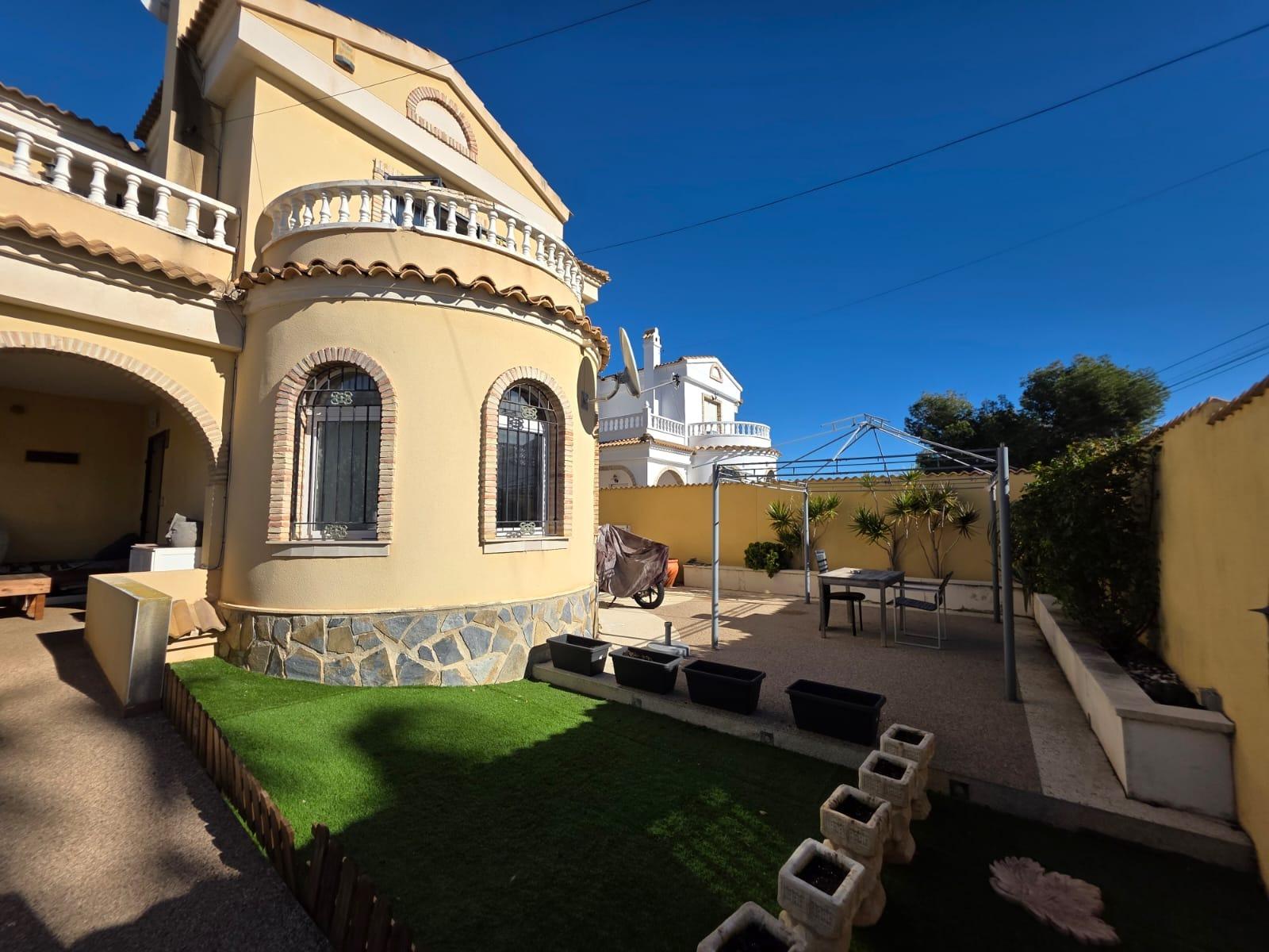 For sale - 4 Bedroom 1 Bathroom Villa in Orihuela Costa - Villamartín-las Filipinas  - Alicante