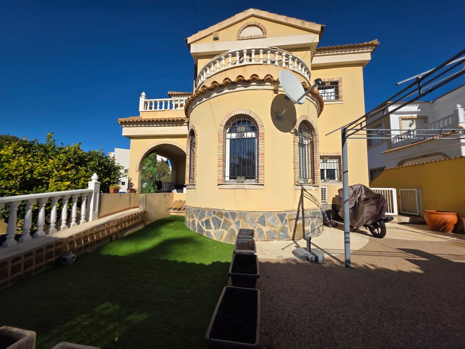 For sale - 4 Bedroom 1 Bathroom Villa in Orihuela Costa - Villamartín-las Filipinas  - Alicante