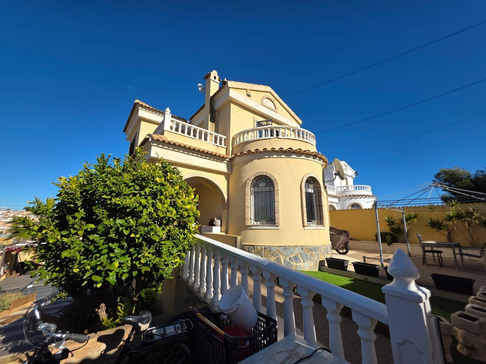 For sale - 4 Bedroom 1 Bathroom Villa in Orihuela Costa - Villamartín-las Filipinas  - Alicante