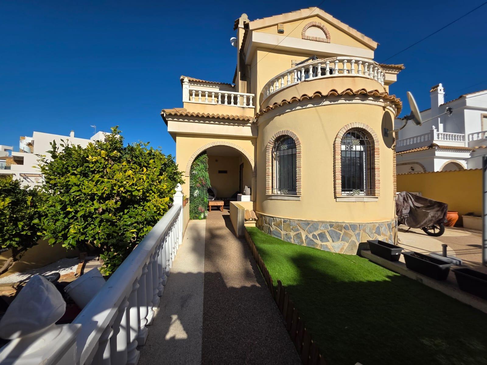 For sale - 4 Bedroom 1 Bathroom Villa in Orihuela Costa - Villamartín-las Filipinas  - Alicante
