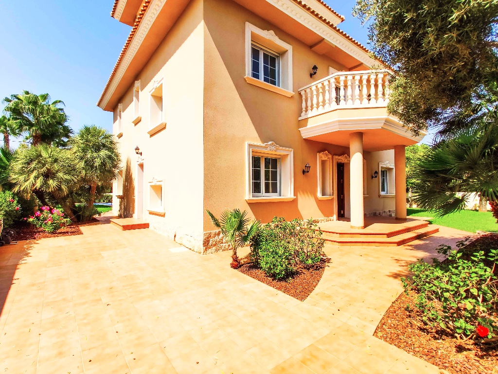 For sale - 6 Bedroom 8 Bathroom Villa in Cabo Roig - Cabo Roig  - Alicante