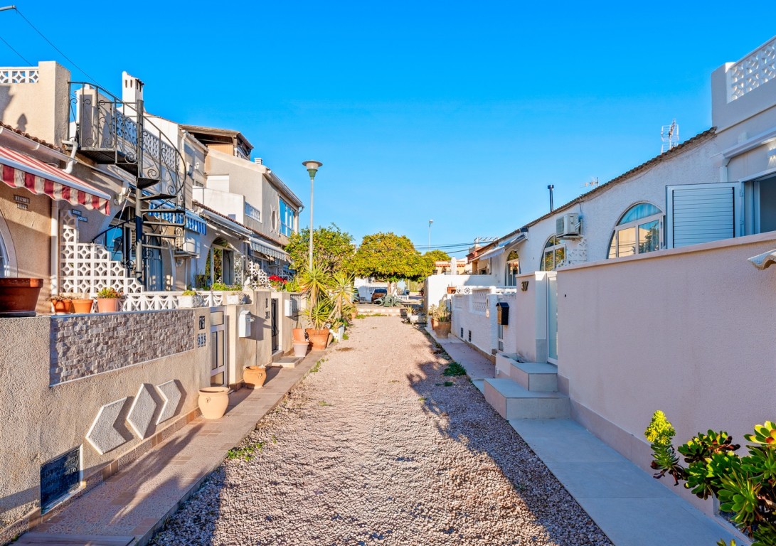 For sale - 2 Bedroom 1 Bathroom Bungalow in La Siesta -  - Alicante