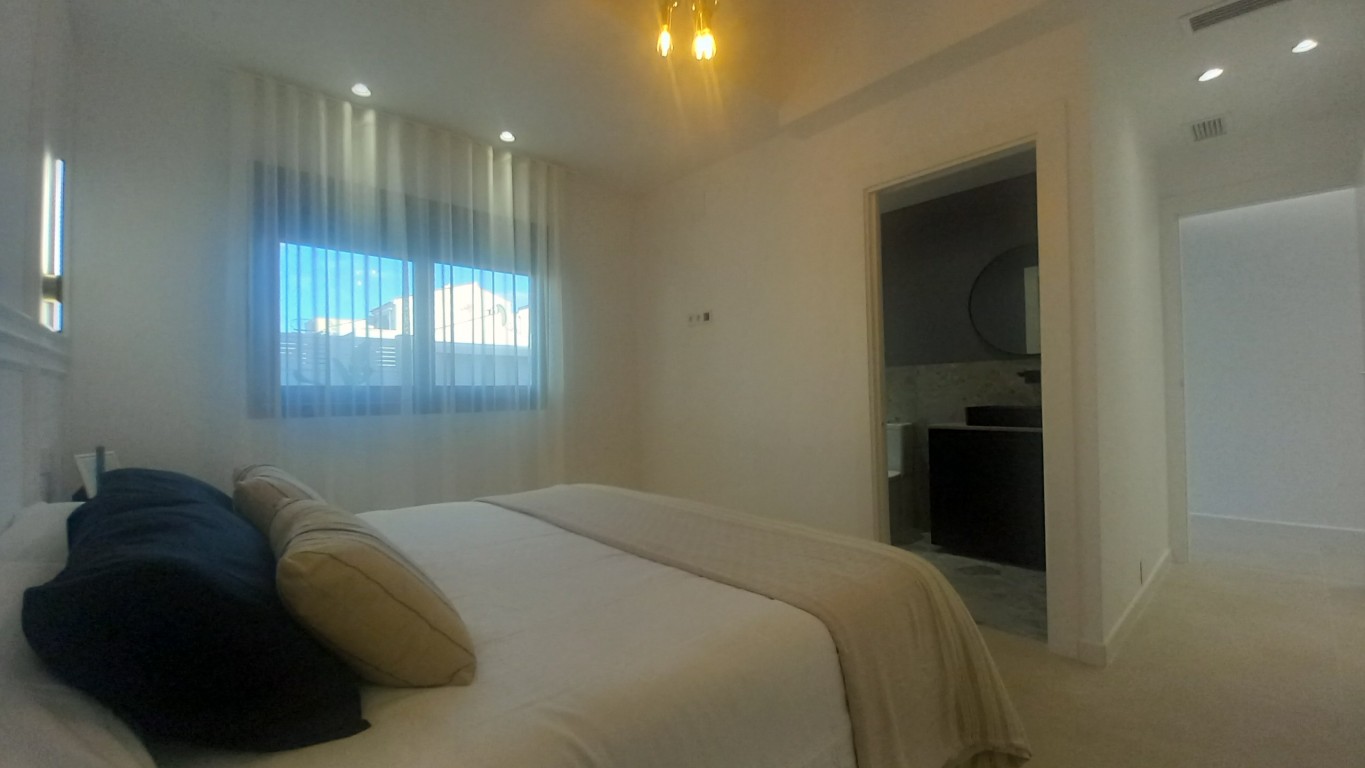 For sale - 3 Bedroom 2 Bathroom Villa in El Chaparral - El Chaparral - Alicante