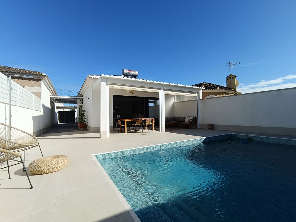 For sale - 3 Bedroom 2 Bathroom Villa in El Chaparral - El Chaparral - Alicante
