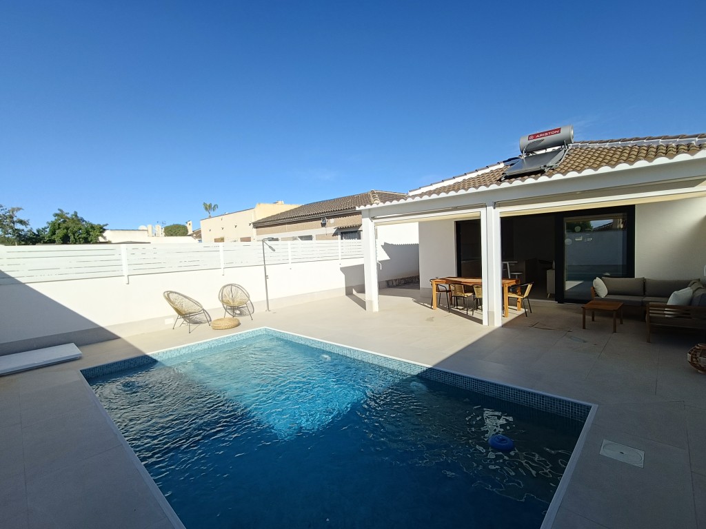 For sale - 3 Bedroom 2 Bathroom Villa in El Chaparral - El Chaparral - Alicante
