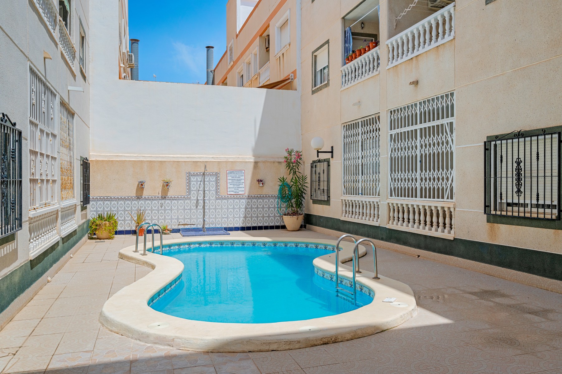 For sale - 3 Bedroom 2 Bathroom Apartment in Torrevieja - Torrevieja  - Alicante