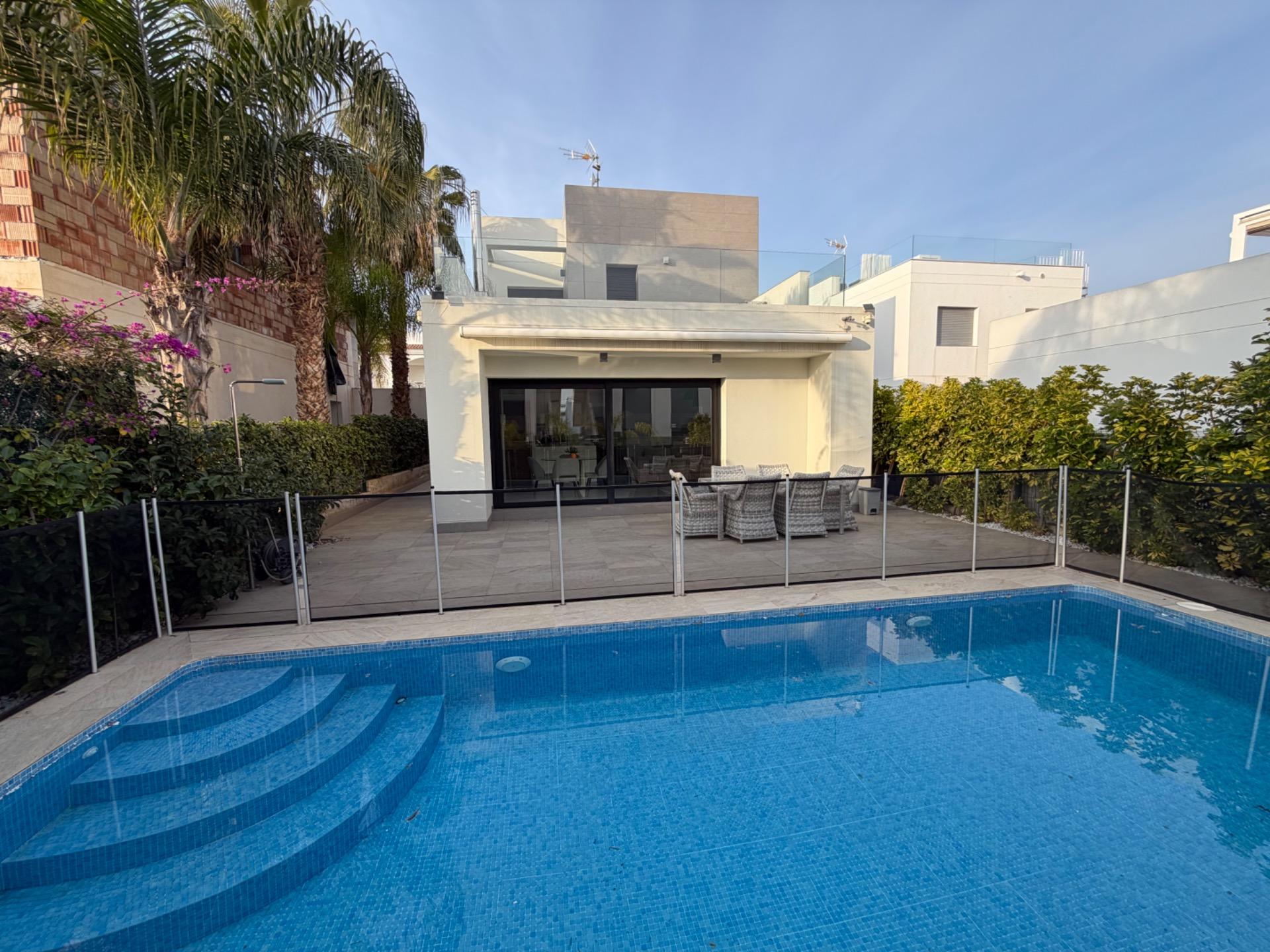 For sale - 3 Bedroom 3 Bathroom Villa in Cuidad Quesada  - Cuidad Quesada  - Alicante