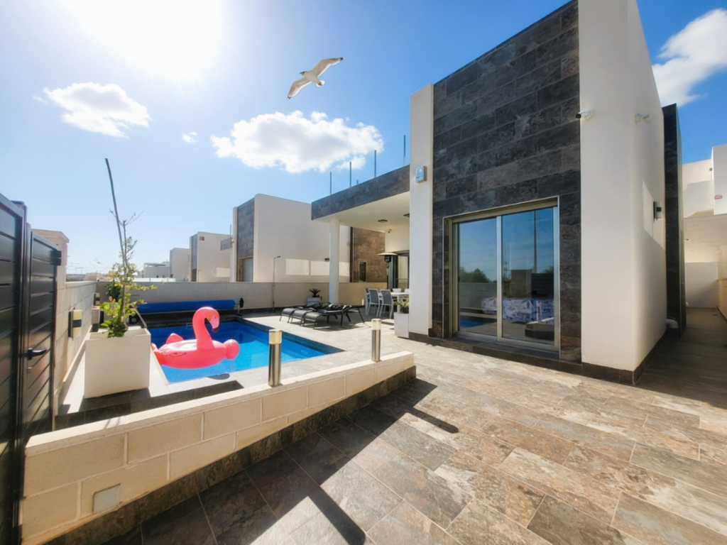 3 Bedroom 2 Bathroom Villa in Villamartin