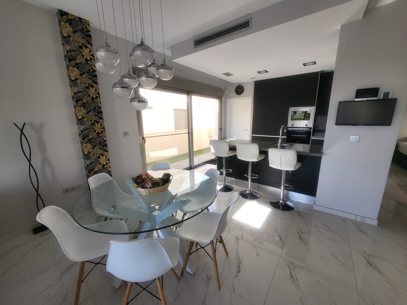 For sale - 3 Bedroom 2 Bathroom Villa in Villamartin -  - Alicante