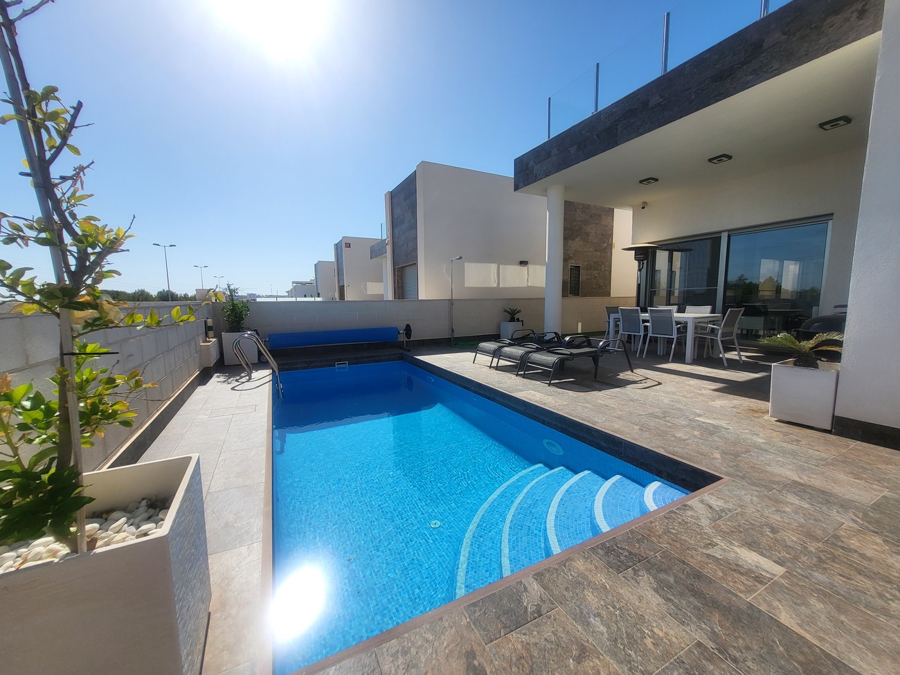 For sale - 3 Bedroom 2 Bathroom Villa in Villamartin -  - Alicante
