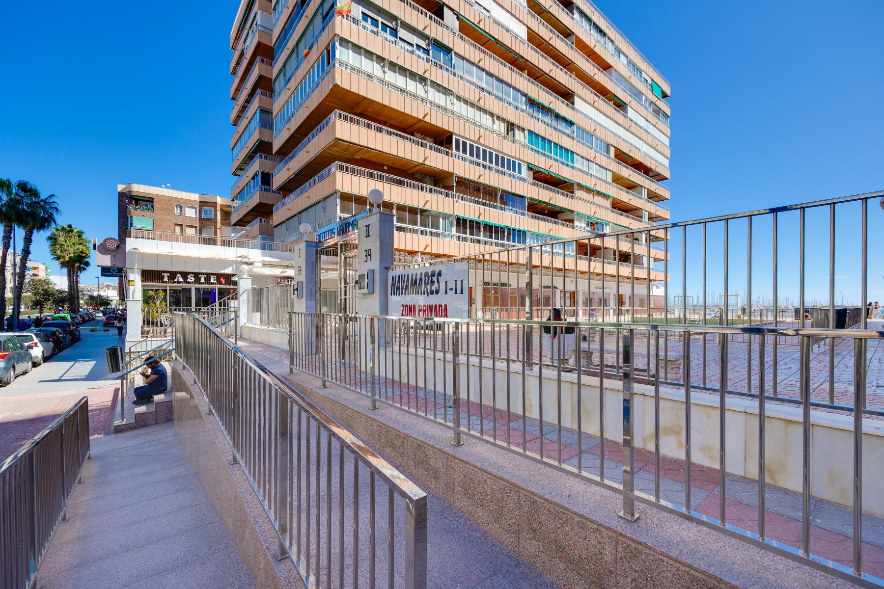 For sale - 3 Bedroom 2 Bathroom Apartamento in Torrevieja - Playa del Acequión  - Alicante