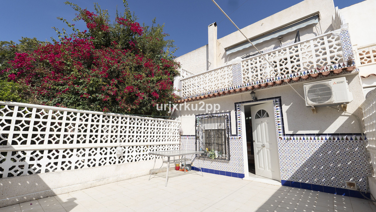 For sale - 3 Bedroom 2 Bathroom House - Townhouse in Torrevieja - Torrevieja Centro  - Alicante
