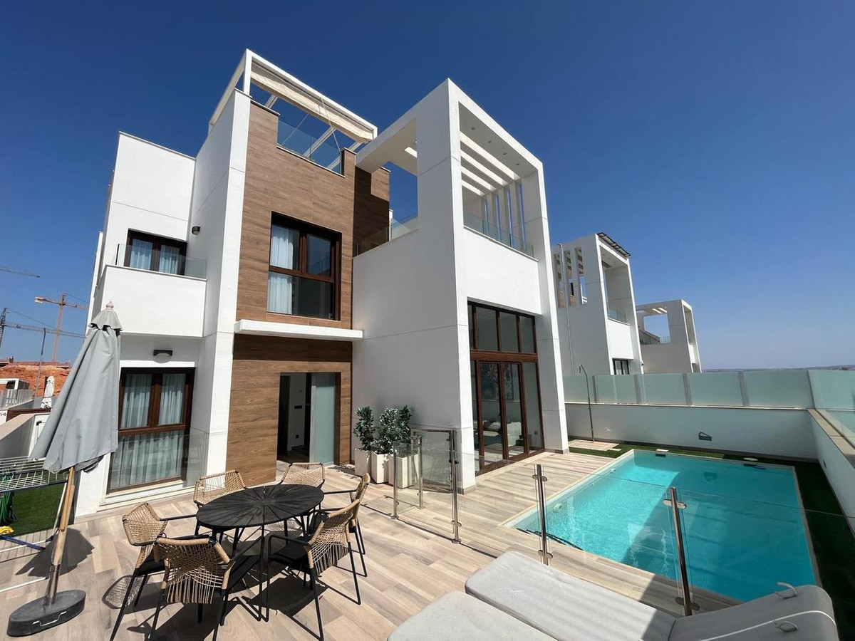 Sold - 3 Bedroom 4 Bathroom Detached Villa in Torrevieja - Los Balcones  - Alicante