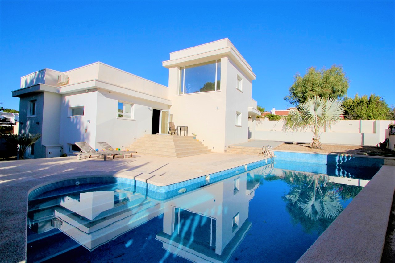 For sale - 3 Bedroom 3 Bathroom Villa in Quesada -  - Alicante