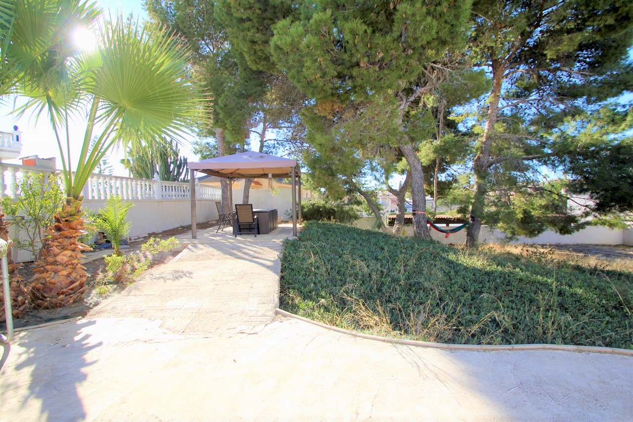 For sale - 3 Bedroom 3 Bathroom Villa in Quesada -  - Alicante