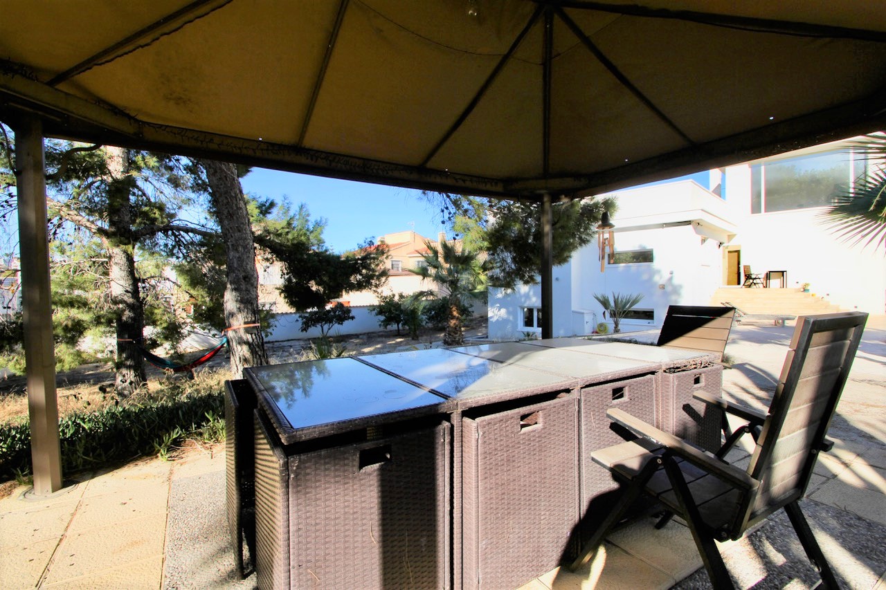 For sale - 3 Bedroom 3 Bathroom Villa in Quesada -  - Alicante