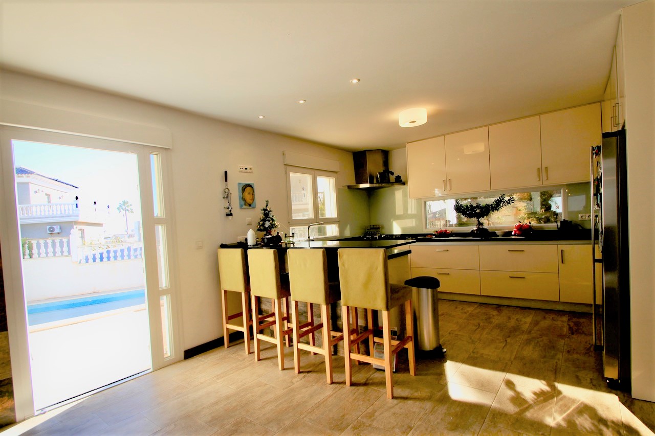 For sale - 3 Bedroom 3 Bathroom Villa in Quesada -  - Alicante