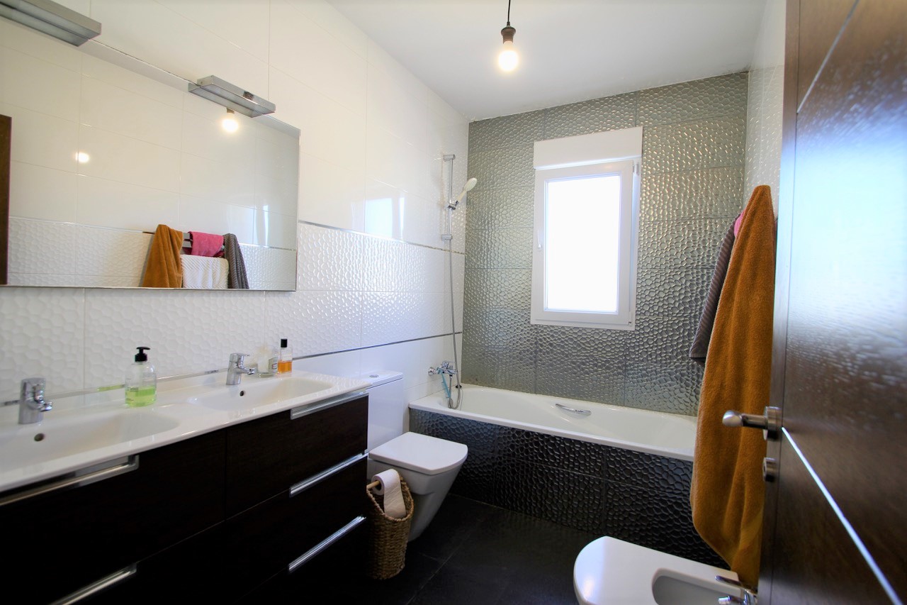 For sale - 3 Bedroom 3 Bathroom Villa in Quesada -  - Alicante