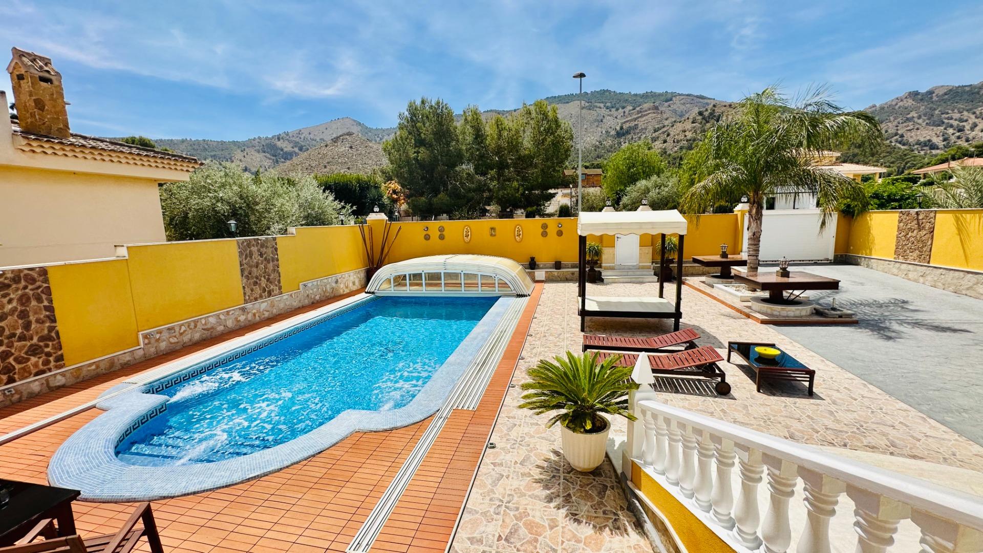 For sale - 5 Bedroom 3 Bathroom Villa in Orihuela - Urb. Montepinar  - Alicante