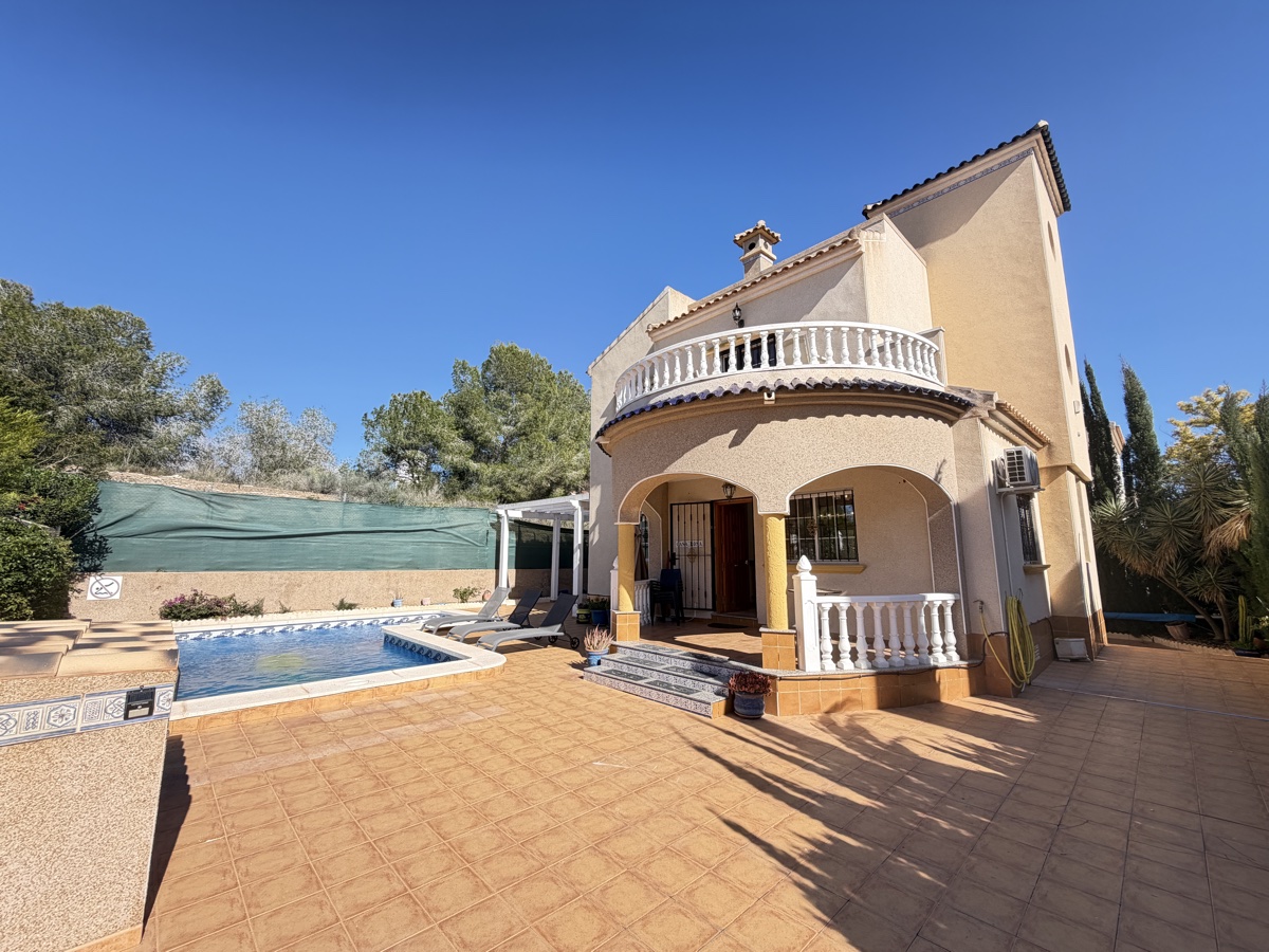 For sale - 3 Bedroom 2 Bathroom Villa in Villamartin - , Villamartin, Alicante, Spain - Alicante